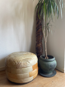 Pouf  en cuir patchwork. Maison de Sède