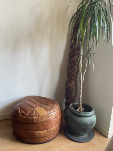 Pouf en cuir patchwork. Maison de Sède