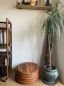 Pouf en cuir patchwork. Maison de Sède