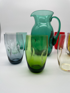 Service de verres en cristal coloré. Cristallerie de Meisenthal